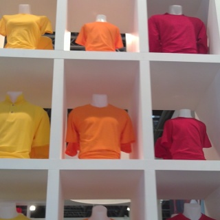 rot, orange, gelbe Shirts auf Torsos im Regal