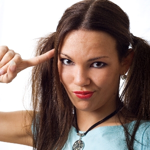 junge Frau zeigt mit dem Finger an ihre Stirn