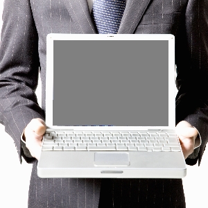 Laptop präsentiert in den Händen eines Anzugträgers