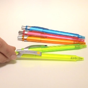 Kugelschreiber in Neonfarben aus durchsichtigem Kunststoff
