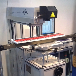 Druckmaschine bei der aktuell Kugelschreiber bedruckt werden