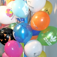 Traube bunter Luftballons