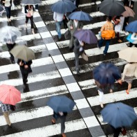 Fußgänger mit Regenschirmen