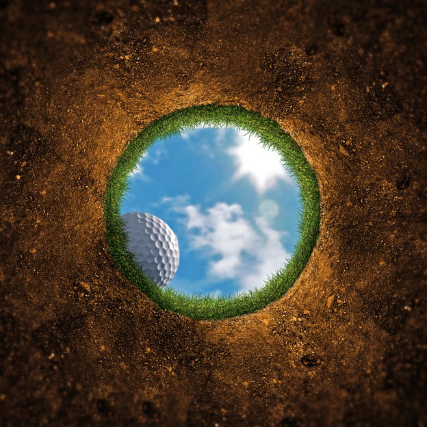 Golfball fällt ins Loch